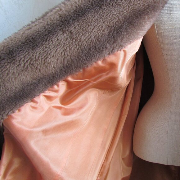 VINTAGE COAT, M-L, BROWN FAUX FUR w GOLDEN CLASP,  COZY & WARM w LOVELY LINING - Picture 5 of 7